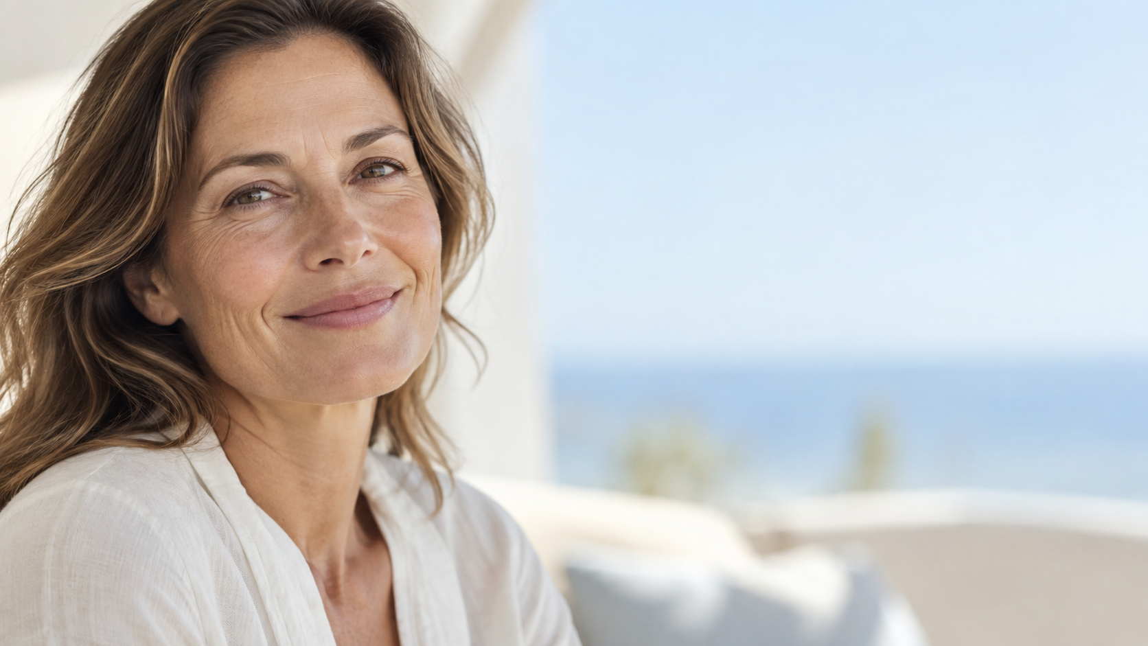 Mujer adulta sonriendo con líneas de expresión naturales